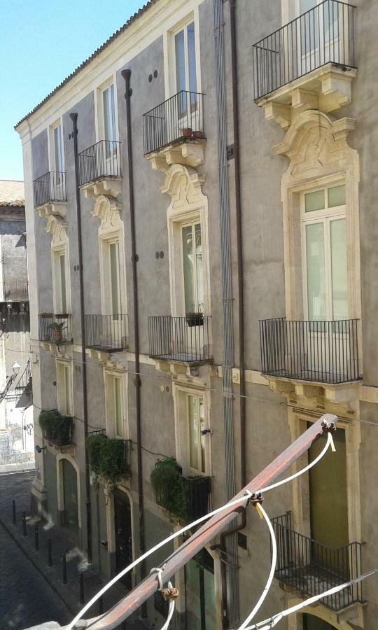 Suite Il Letto Sotto Il Tetto Catania Exterior foto