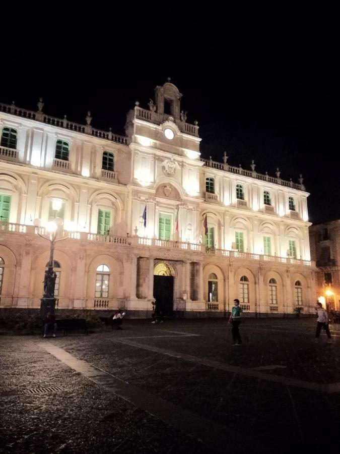 Suite Il Letto Sotto Il Tetto Catania Exterior foto